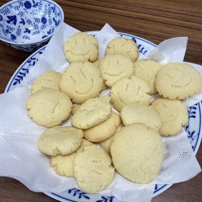 久しぶりにクッキーを焼いてみました！小学5年生の長女と作りました！初めてのクッキーで苦戦しながらも楽しそうに作っていました^_^ありがとうございます(*^^*)